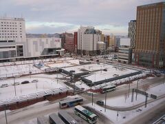 部屋の窓から駅前が一望出来ます～、

今朝の天気予報では曇り時々晴れのようですがまだ陽は射してませんが寒そう？…、なので朝風呂に入って温まって来ます。

＊詳細はクチコミでお願いします