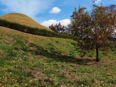 隣接する高松塚古墳が造られたのは8世紀初頭と考えられていて、葬られたのは天武天皇につながる皇子のひとりという説が有力視されている。