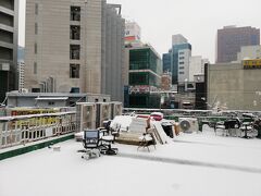 韓国旅行3日目です。
雨予報ではありましたが、
洗濯をしに洗濯機がある屋上に上がったら雪が降っていました。
友達との待ち合わせは12時ですが、
ダンス音楽が鳴り響く宿であまり眠れませんでした。