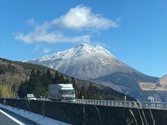 大分市に向かう途中の由布岳です。

先週の寒波で雪化粧となっていました。
