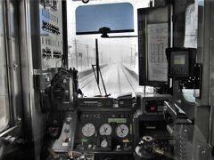 １１：３４「幌延駅」に着きました、

列車通過待ちの為に１５分ほど停車しますとアナウンスがありました、で運転手さんはトイレに行ってしまいました。
その隙に運転台を撮影させて頂きます～、マニュアル的なマスコンなどが好いね！。