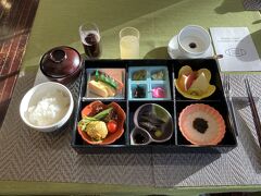 森のホテルの2日目の朝食は和食。
