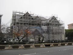 門司港駅前には、様々なレトロ感溢れる建物が並びます。

こちらは、旧門司三井倶楽部です。現在改装中です。