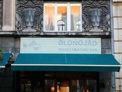 ほ～、ここはアールデコっぽいかな。GLONOJADというベジタリアンのお店です。

本日の出発時間、9時が迫って来たので一度ホテルに戻ります。歩いてたらちょっと暖かくなってきた。