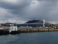 関門橋がよく見えます。

この橋は、山口県下関市と福岡県北九州市門司区の間の関門海峡をつなぎます。