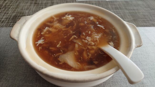 スープは100バーツプラスでフカヒレが入ったものになるので、それを選択。