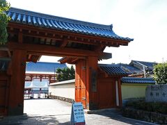 唐招提寺から歩いて“薬師寺”へ向かう道中は、真っ直ぐな1本道の間に民家が立ち並び、車の往来も多かった。
西ノ京に位置する薬師寺は興福寺と並ぶ法相宗の大本山で、奈良時代よりも古い白鳳時代の680年に天武天皇によって皇后である後の持統天皇の病気平癒を祈願し発願され、697年持統天皇の時代に完成しその後、平城遷都に伴って718年に飛鳥の藤原京から平城京に移された。
