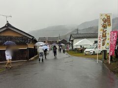 羅漢の里のもみじまつり
あいにくの雨でしたが、臨時バスもJR山陽本線相生駅から出て、人が集まっていました。
田んぼの中の道を歩いて、「かかし」を見ながらメイン会場に行きます。