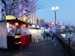 九州一の繁華街といわれる中洲、その那珂川沿いに並ぶ屋台を散策します。