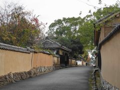 坂を降りずに、まず北台武家屋敷を歩きます。

土塀の感じがいいですね。