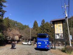 忍野八海の後はランチタイム。峠の茶屋というお店へ。バスツアー御用達ではあるけど、一般にも人気のある店のようだった。太宰治の小説「富嶽百景」の舞台となった天下茶屋の分店らしい。

https://tabelog.com/yamanashi/A1903/A190303/19000744/

その名の通り峠にあるので、車じゃないと来れないし、周りは何もなかった。