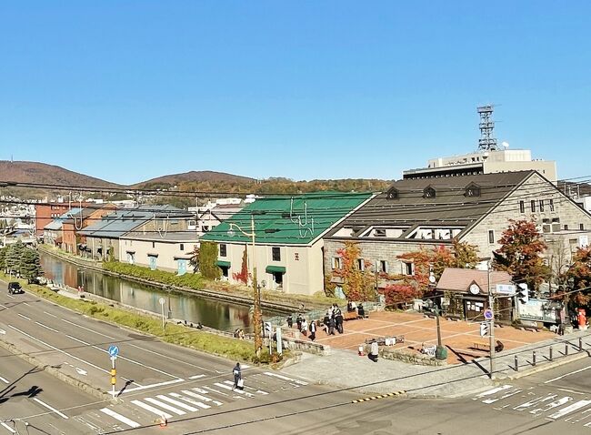 展望台からは小樽運河と倉庫群が一望、先程いた浅草橋も見え、また違った角度で運河風景を楽しめました。<br />