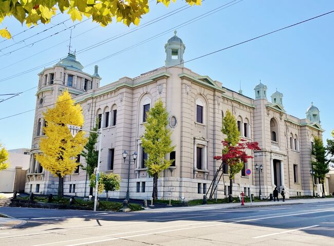 日本銀行旧小樽支店<br />東京駅で有名な辰野金吾氏とお弟子さん達の設計により1912年に建設、ドーム型の屋根が印象的な美しい建物です。現在は金融資料館として内部見学ができますが、訪れた日は休館日でした(&gt;_&lt;)<br />