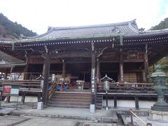 善峯寺（観音堂（本堂））１６９２年の再建で本尊は千手観音菩薩像です。天台宗で１０２９年（平安末期）源算上人により開山され、源算上人は恵心僧都に師事し、４７歳で当山を開山しました。１０３４年、後一条天皇より「良峯寺」と賜る。１１９２年、後鳥羽天皇より「善峯寺」が下賜される。皇室の崇敬を受け、室町時代は僧坊５２と大きく成るが、応仁の乱で大半が焼失した。江戸時代に綱吉の生母「桂昌院」が復興する。