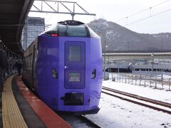 15分ほどの乗車で函館到着。

カーブしたホームと函館山。うん、これが函館駅だね。