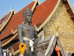 南へ1分ほど移動し有名な　WAT CHEDI LUANG にやってきました。
チェンマイでは、唯一このお寺だけ入場料（施設管理費との名目）50Ｂが必要でした。