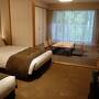きょうのお宿は、大きな露天風呂のある、おおきなホテル。そう、京都で温泉です。