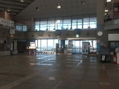 今日は岡田港が基点港となっているので、元町港のターミナル内は閑散としています。
ただ、休港の日でもターミナル内のトイレや自動販売機は利用できますし、パン屋さんも営業しているようでした。
10:20発の大島公園行きのバスを待つ間、外にいると波飛沫を浴びるので、バス停が見えるベンチでバス待ちするのに利用させていただきました。