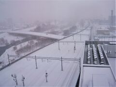 部屋からの眺望で、昨夜からの吹雪がまだ続いてる為にこの通りです…、

早速ＴＶニュースで確認すれば今朝ＪＲ豊沼駅で特急と除雪車が接触事故の為に運転を見合わせてるとのアクシデントが発生！？…。
さぁ～どうするか…まずは朝食を食べながら思案しましょう。

＊詳細はクチコミでお願いします