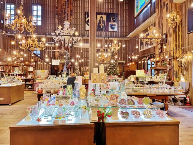 シャンデリアやアンティーク家具が置かれ、内装もレトロな雰囲気。