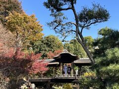 「回棹廊（かいとうろう）」

北大島と丹楓渓とを結ぶ木橋です。着物姿のお姉さま方が絵になりますね。