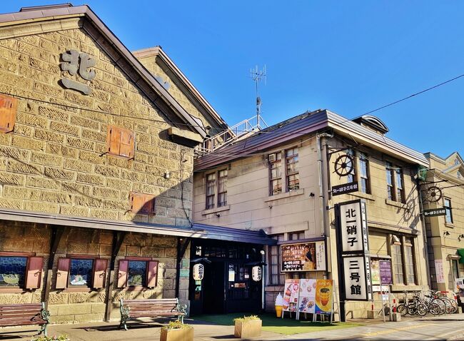 北一硝子<br />三号館は漁業用の倉庫を改装し1983年に新店舗としてオープン。手作り硝子の製造と販売を行っていて、通り沿いには店舗が複数並んでいます。<br />