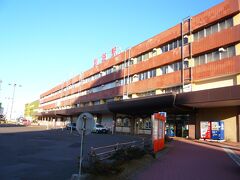 １０分ほどで「ＪＲ釧路駅」に着きましたが雪が全くない風景です？、

空が透き通るように晴れたスカイブルーが北国の空そのものです～、そして、和３６年に改築されて以来ずっと見慣れて来た駅舎は道内で唯一現存する民衆駅です。

＊詳細は以前のクチコミでお願いします