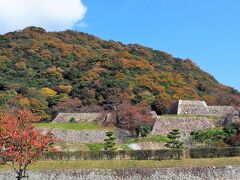 「くる梨」緑コースで約8分、仁風閣・県立博物館で降りると間の前が鳥取城跡・久松公園