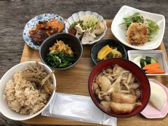 玄米ごはんと具沢山の味噌汁。おかずも盛りだくさん。健康を考えたメニューです。ぬか漬けまでも美味しくて、完食！
ご馳走様です。