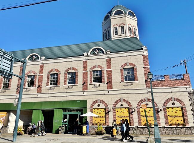 小樽洋菓子舗ルタオ本店<br />周囲の雰囲気に合わせた洋風建築に大きな塔が印象的です。館内に入って塔の上部・3階の展望室へ。