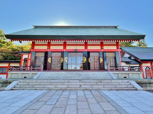 現在の社殿は鎮座百年を祈念して1971年に改築されたものです。<br />50年も経過したと思えない程、真新しい外観です。<br />