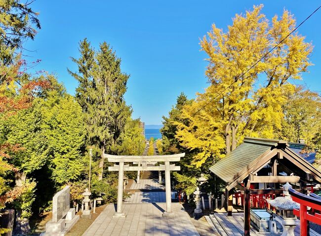 参道を振り返ると白い鳥居、そしてその奥に広がる小樽の海。