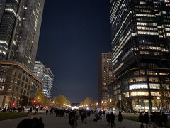 東京駅と皇居を結ぶ行幸通り。