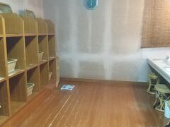 朝早く目が覚めたので、早朝風呂へ。白岩さんでは朝6：00から入浴できます。誰もいなかったので、失礼して写真を撮らせていただきました。
脱衣所。