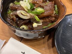 【ちゅうすけ】
名古屋駅西口エスカ地下にあるこちら。居酒屋でもありつつ、丼も提供していて学生さんなどもちらほら。混んでました。

どて煮　550円
濃厚な甘い味噌だれに浸かってて最高