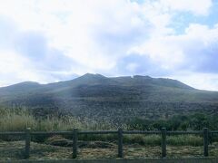 元町港を出たときには４人しか乗っていなかったバスは三原山温泉で満員になりました。大島に来て、初めてこんなに観光客を見ました！！
バスは三原山温泉の次の新火口展望台バス停で少し停まってくれたので、車窓から写真を撮ることができました。たまたま左側に座っていてよかった。