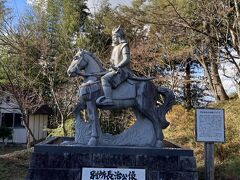 13歳で家督を継いだあと織田信長を裏切り
羽柴秀吉との2年間の三木合戦の末
23歳の若さで自害した城主別所長治の像がひっそりと。