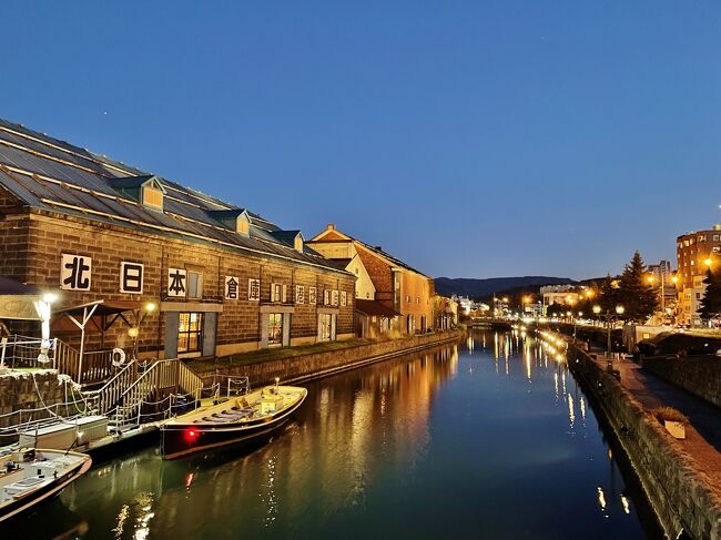 17時すぎ、再び運河へ。空はまだ明るみが残っていますが、ガス灯に明かりが灯り夕暮れ時とはまた違った幻想的な景色です。