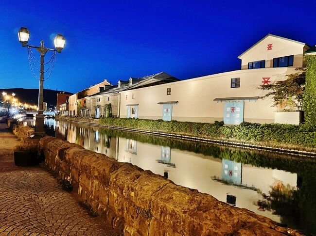 ライトアップされた倉庫街が夜空に浮き上がってみえます。