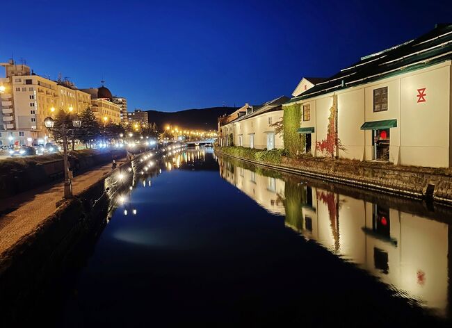 水面に映り込む倉庫群とガス灯、夜の運河もまた一段と美しいです。