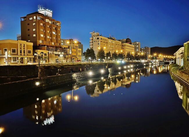 浅草橋から。運河沿いの明かりが遠くから連なって見えます。