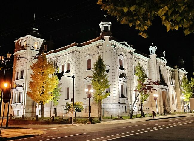 続いて日銀通りへ。銀行街のライトアップも美しく、特に日本銀行旧小樽支店の存在感は際立っています。<br /><br />