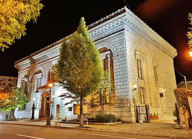 旧三井銀行小樽支店<br />ライトで夜空に浮かび上がる重厚な洋館は1927年に建設、現在は小樽芸術村の1施設として一般公開されています。<br />