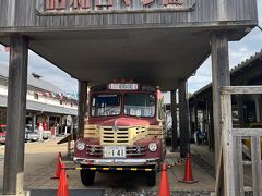 街並み散策のあとは昭和ロマン蔵へ。古い蔵を利用した、懐かしい品々を展示した博物館です。
ちなみにこのボンネットバスは、土日に先ほどの商店街を走っているそうです。