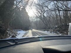 やまなみハイウェイを通って行ったのですが、途中しっかり雪が残っていました。(道路は除雪されていたのでノーマルタイヤでOKでした)