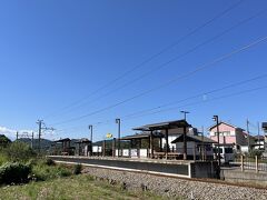 橋を少し歩いて駅まで戻ってきました。佐野のわたし駅全景で上信鉄道の駅の中では一番新しく設置された駅です。この駅の周辺は昔佐野村と言いました。佐野の里を舞台に北条時頼と佐野源左衛門常世の登場する話が言い伝えられています。この話は能の謡曲「鉢の木」としても今に伝わっています。
下仁田方面の電車に乗って次の目的に向かいます。