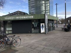 東口を出てすぐの場所にある観光案内所、ここでハイデルベルク・カードを購入するか迷ったが、やめた