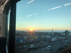 時間は7:00
国府津を過ぎたあたりで美しい朝日を見ることができた。