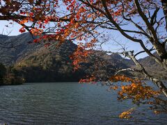 湯ノ湖畔は紅葉が見頃。