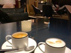 駅ビルをブラブラして、
ハイアットセントリアック金沢でお茶してみることに。
すっごくはいりにくい雰囲気ですが、
旅先なのでずうずうしく。
お茶したい旨をつげると、ステキなソファー席に案内されました。
お値段は二人で１５００円くらいだったので、
思ったより高くなかったです。
円安なので、ほぼ外国人ばかりでした。